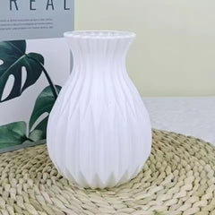 Moderne Spiralvase aus Kunststoff