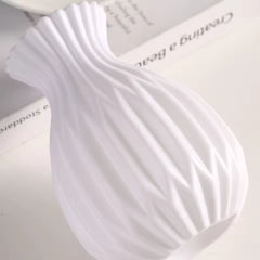 Moderne Spiralvase aus Kunststoff